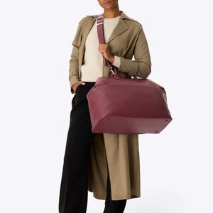 Beis Essentials Weekender Bag in Burgundy